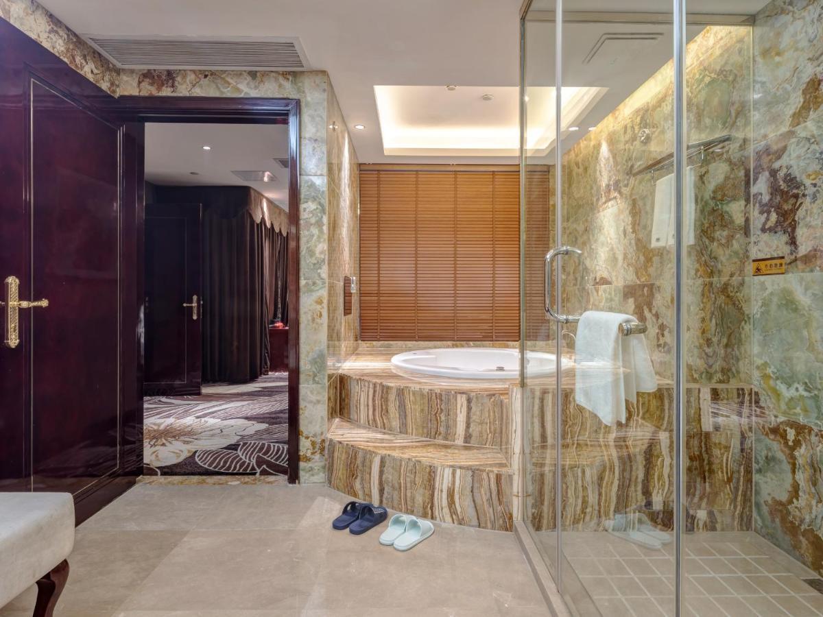 Days Hotel & Suites China Town---Five Minutes To Reach Changsha Station, The Metro Line 2 & Line 6 Are Nearby,Free Gym & Laundromat,Chinese And Western Buffet Breakfast Is Offered On The 31St Floor ภายนอก รูปภาพ
