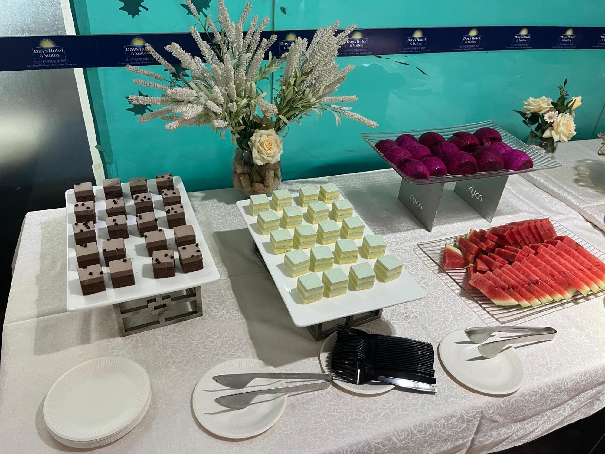 Days Hotel & Suites China Town---Five Minutes To Reach Changsha Station, The Metro Line 2 & Line 6 Are Nearby,Free Gym & Laundromat,Chinese And Western Buffet Breakfast Is Offered On The 31St Floor ภายนอก รูปภาพ